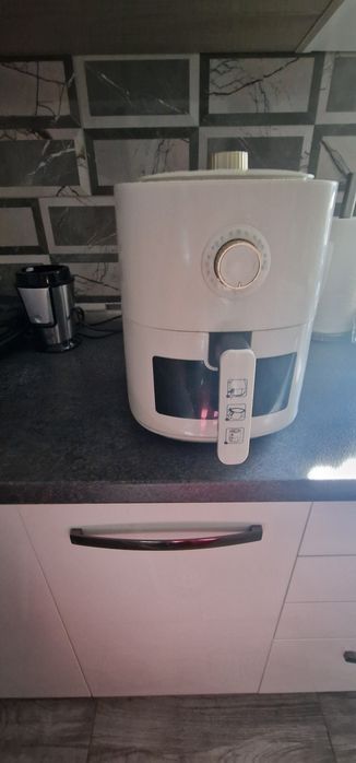 Vand air fryer  foarte putin folosit