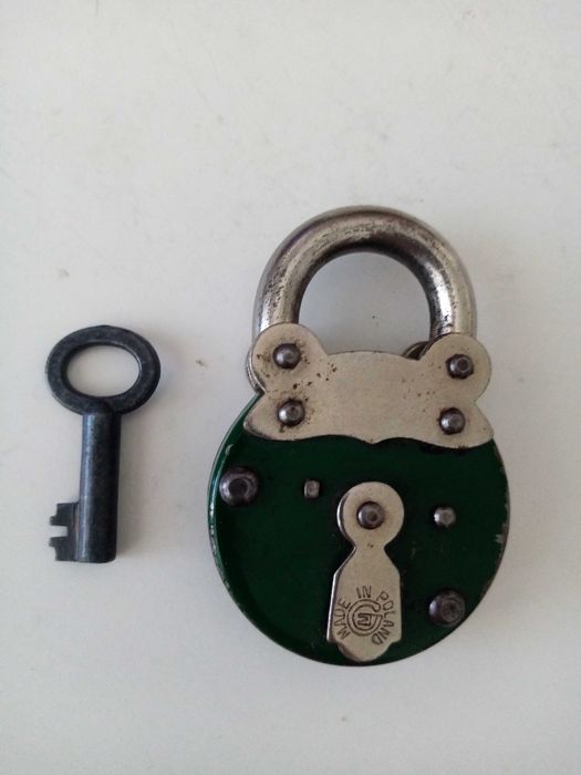 Стар полски катинар, здраво затварящ, брава с обикновен ключ и дръжки