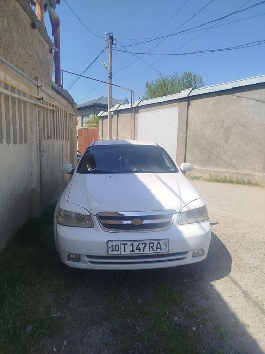 Lacetti 1.8 sotiladi