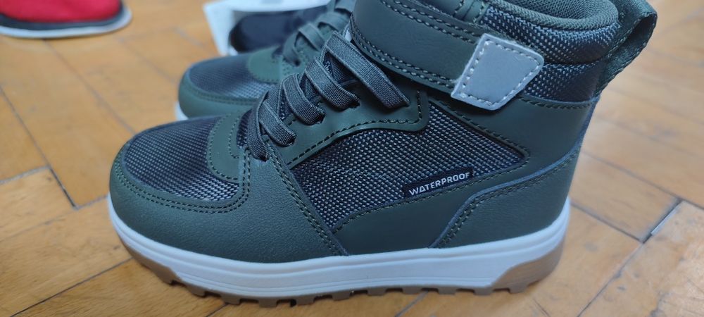 Adidași noi cu eticheta