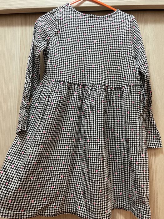Rochie H&M 3-4 ani, carouri marunte, alb cu negru, si inimioare roz.