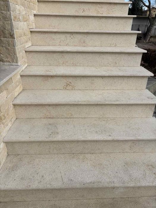 Грапав мрамор за външна настилка