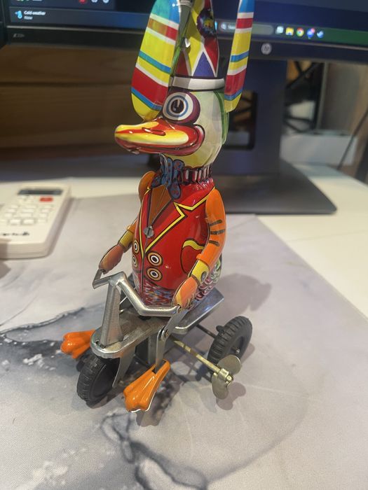 Колекционерска тенекиена играчка – Патица на триколка