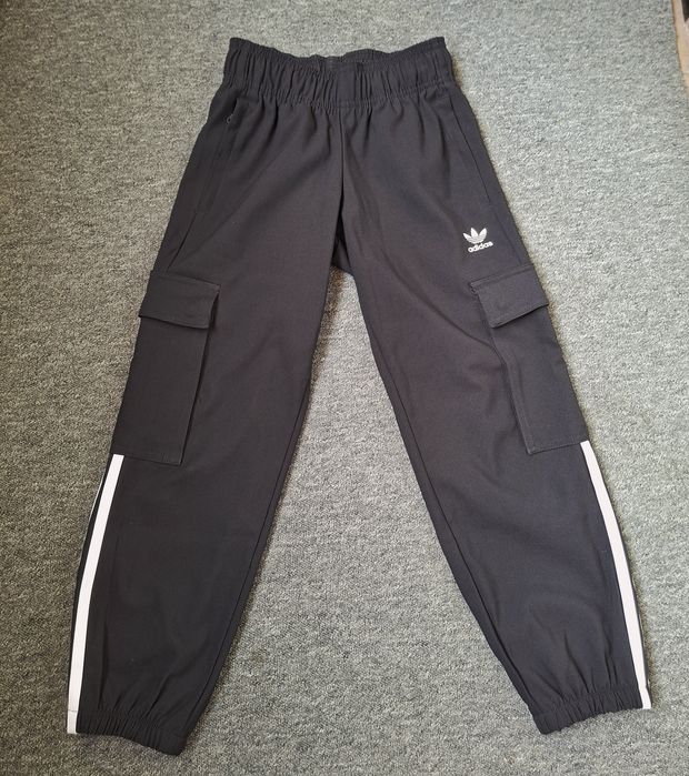Pantaloni adidas in stare excelenta masura 128