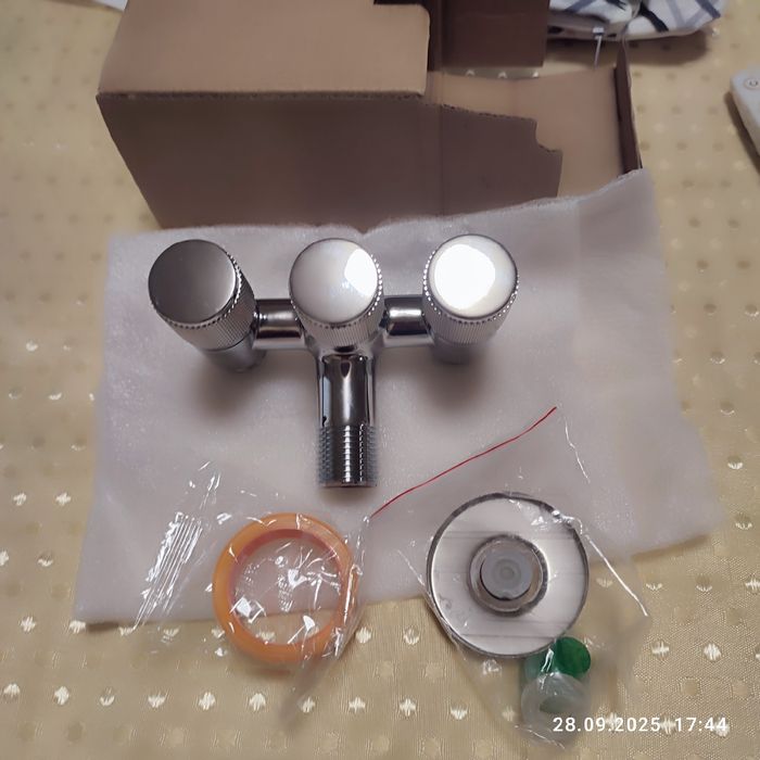 Три посочен воден кран за баня