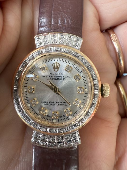 Золотые часы с бриллиантами