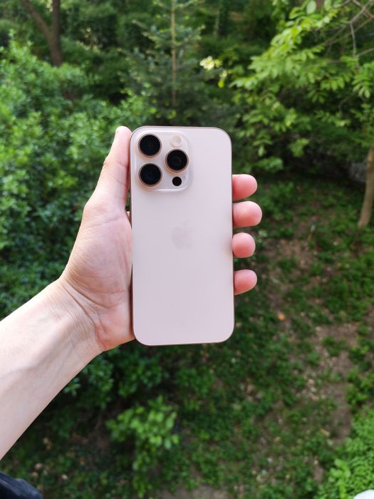 iPhone 16 pro Gold
