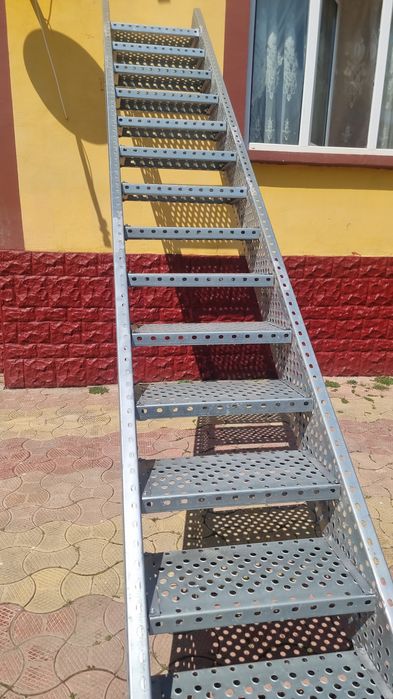 Vând scarii metalice zincate exterioare și pentru incendii , platforme
