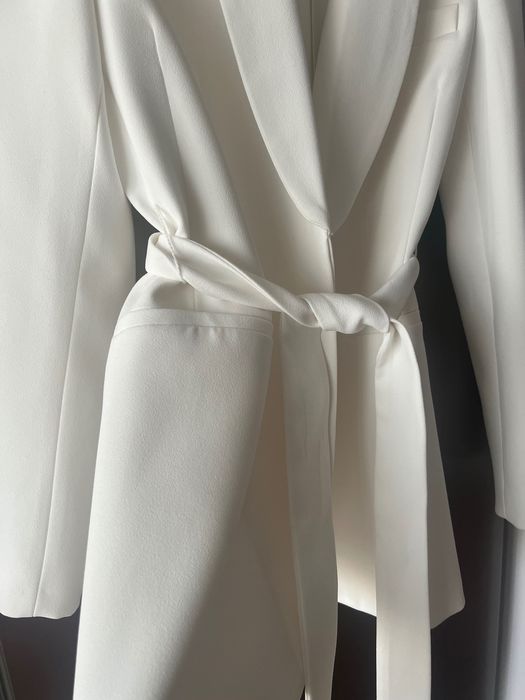 Zara бяло сако с колан
