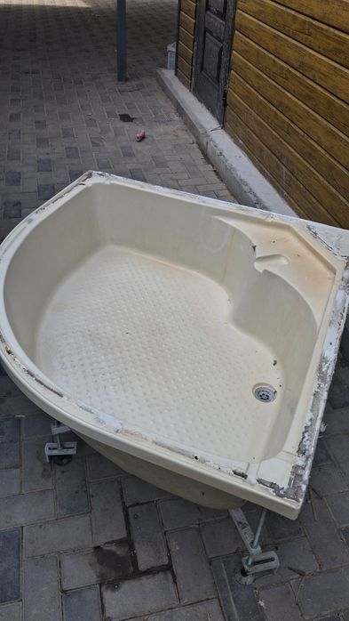 Продам унитаз.Раковину.Душ кабину.