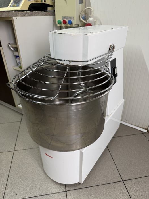 Utilaje patiserie: cuptor pe bandă, malaxor, dospitor, laminor