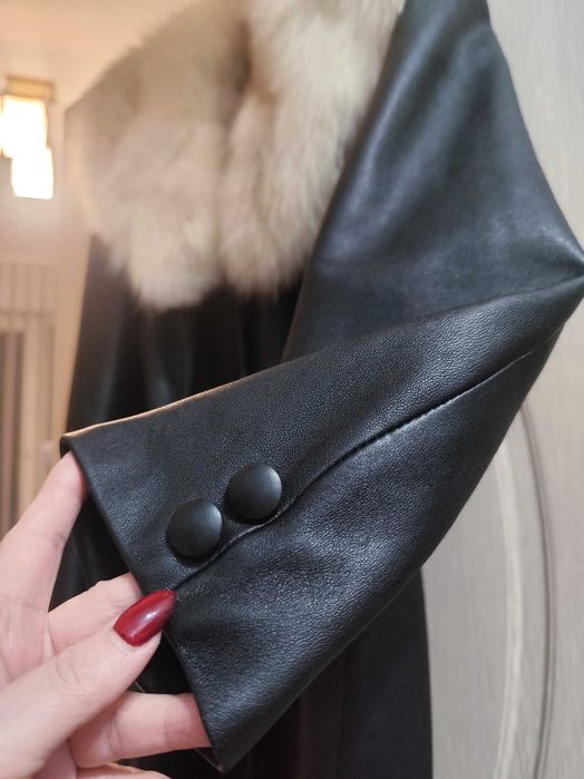 Дълго черно кожено манто с яка от бяла лисица