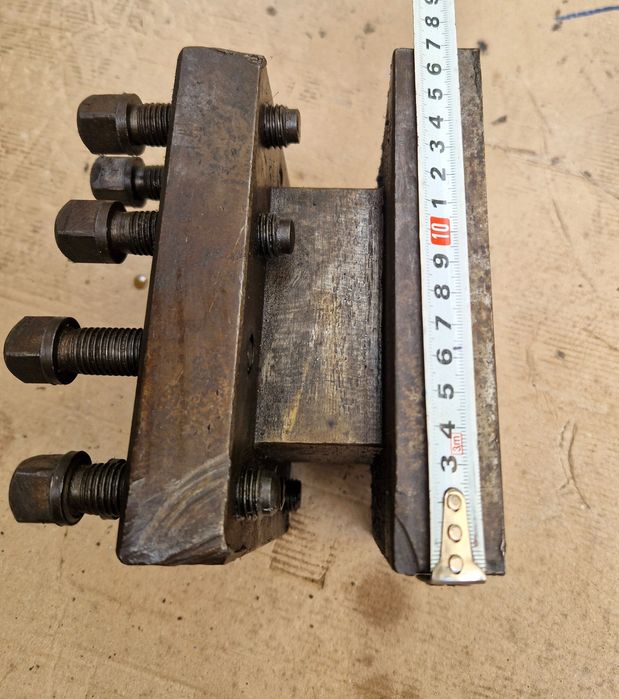 Продавам държач за ножове