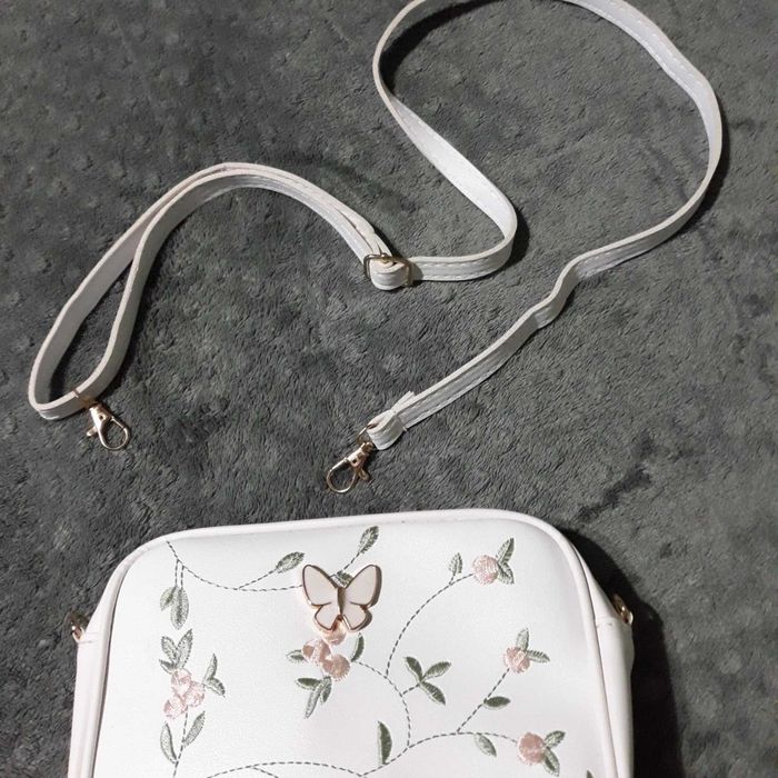 Бяла бродирана Чанта