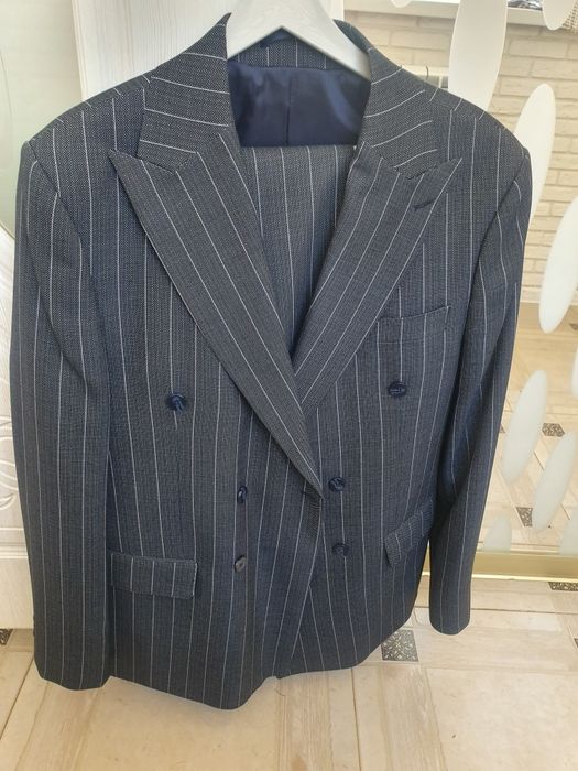 Продам мужской костюм .