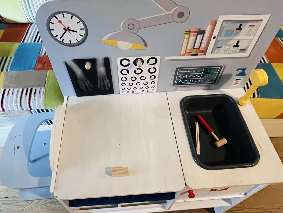 Докторска клиника дървена