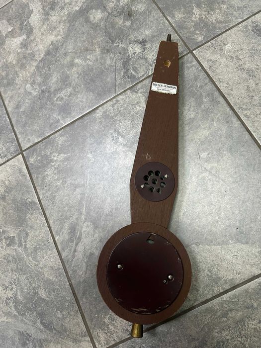 Стар стенен барометър с термометър