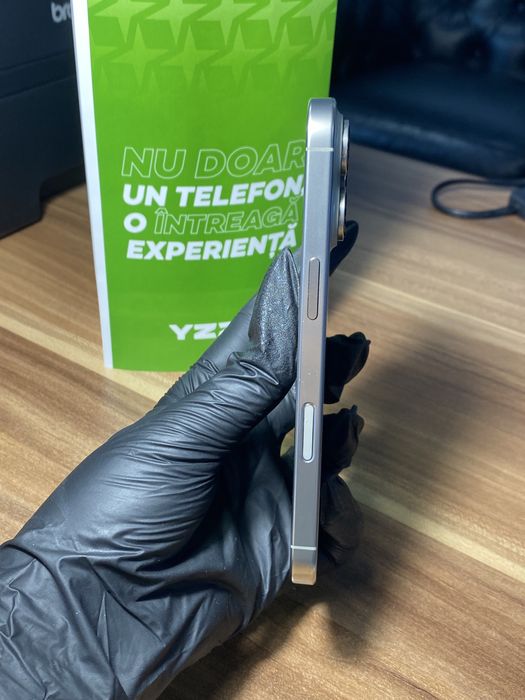 iPhone 16 Pro• 256 GB • Natural Titanium