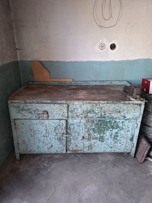 Продам верстак с тисками.