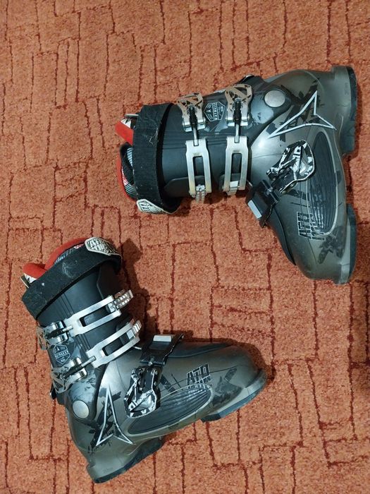 Vând clăpari de schi Atomic