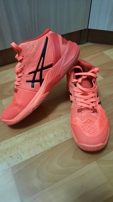 Кроссовки Asics 39
размер не подошел в