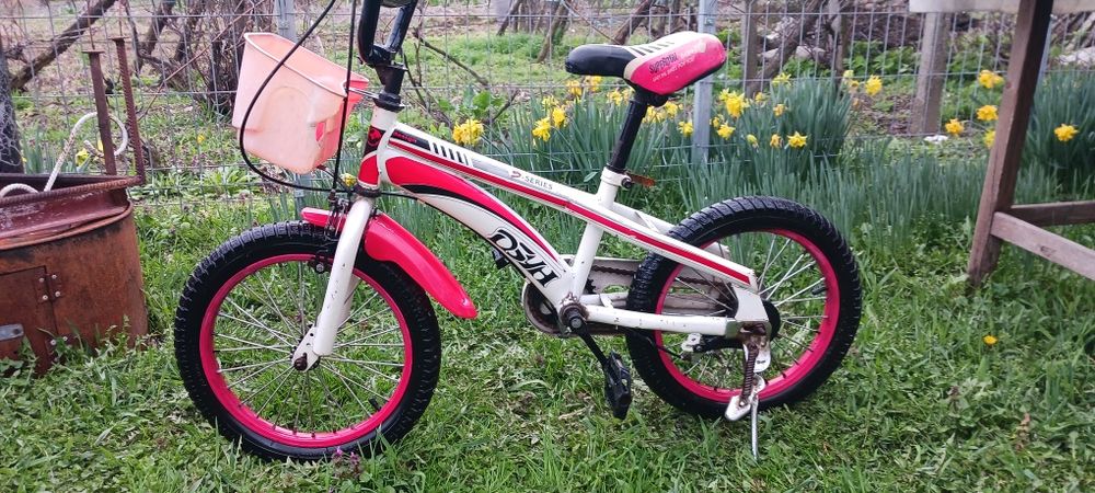 Vând o tricicletă pentru copii 1-3 ani și două biciclete  .