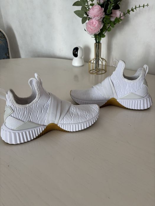 Белые кроссовки Puma