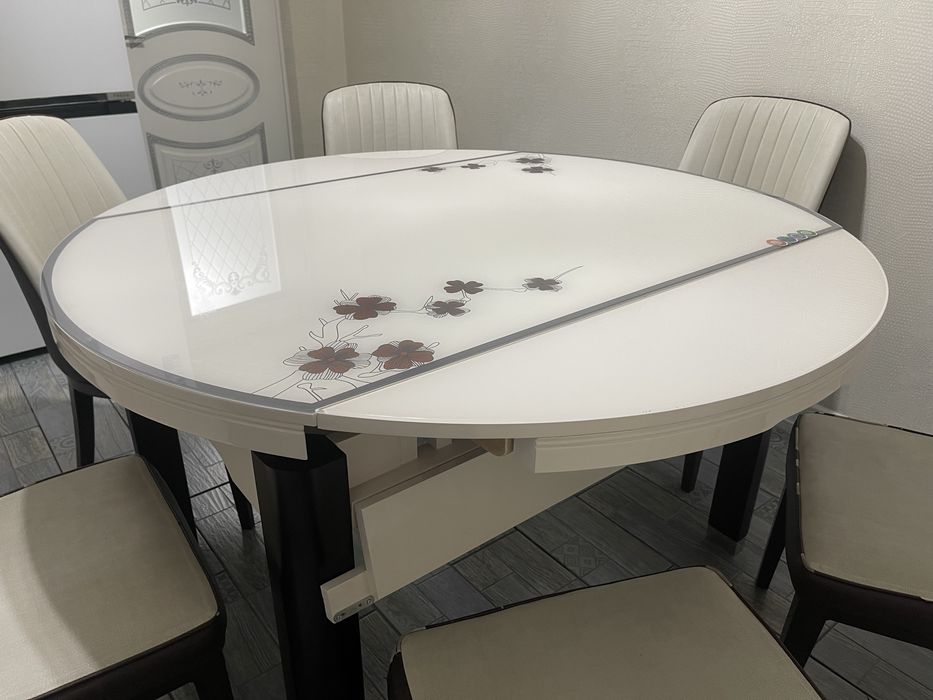 Стол со стульями.