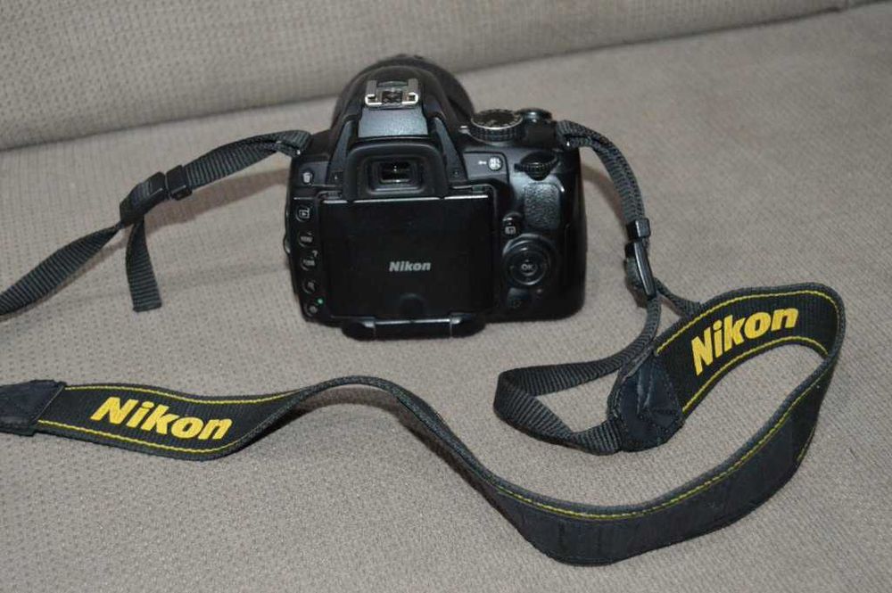 Foto DSLR Nikon D5000 + obiectiv 18-55 Nikkor VR DX citeste anunt