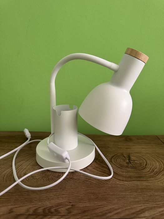 Lampa de burou cu suport de pixuri