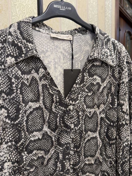 Стильное платье с трендовым принтом «Змеиная кожа»