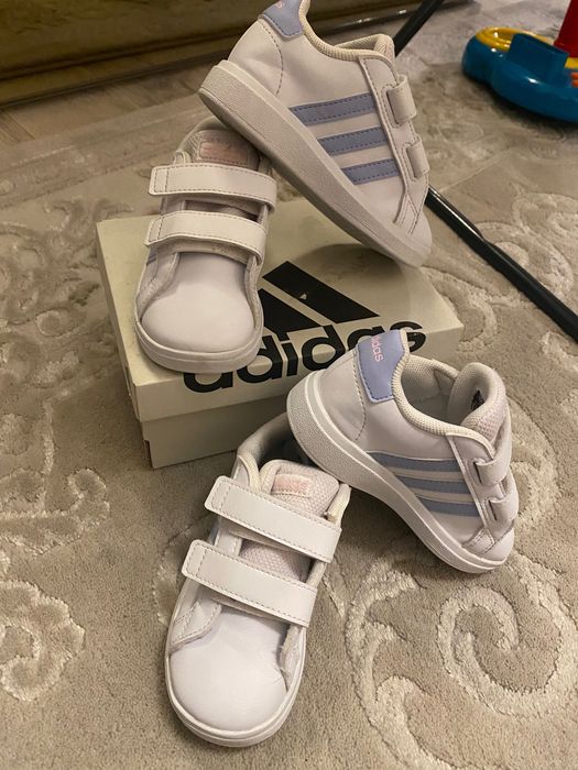 Adidași mărimea 23