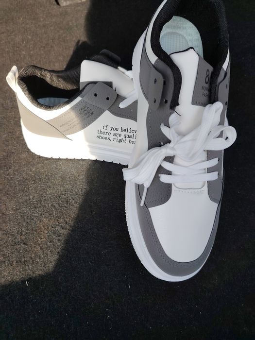 Se vând adidași noi