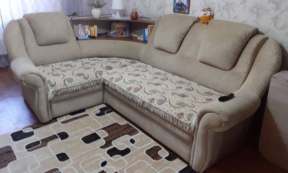 Угловой диван-трансформер с встроенными полками