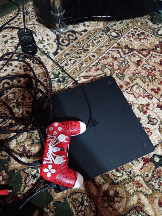 Продам игровую приставку ps4