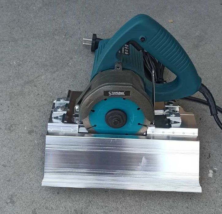 Машина за рязане на плочки или дървен материал под ъгъл 45 градуса