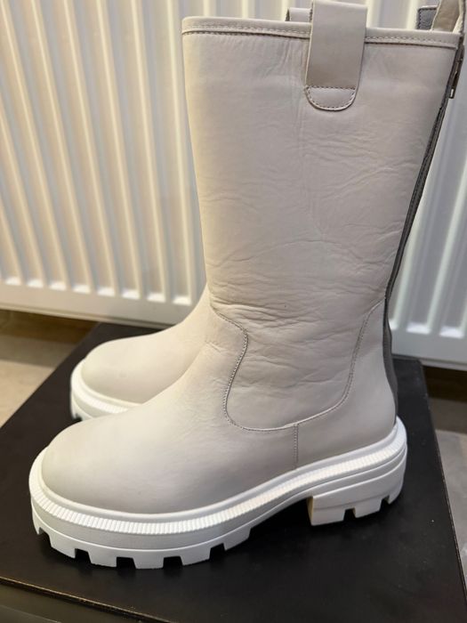 Чисто нови боти естествена кожа