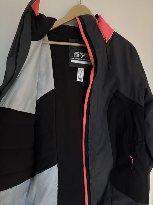 Спортно ветроходно яке. Водоустойчиво.Цвят графит/розов електрик