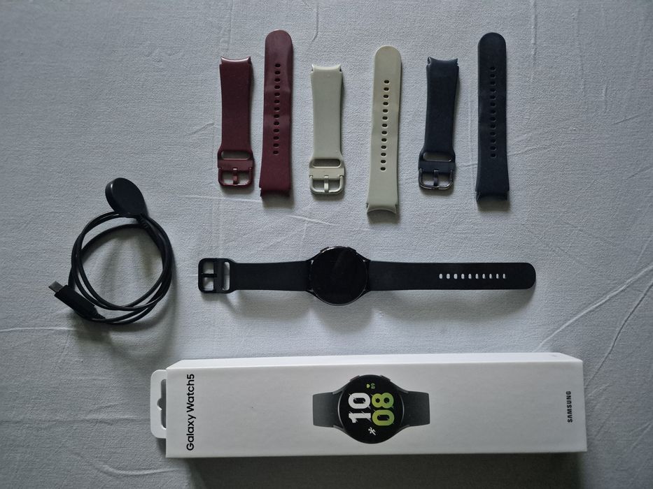 Продавам Samsung Galaxy Watch5 44mm модел SM-R910 (Bluetooth версия) + 3 каишки