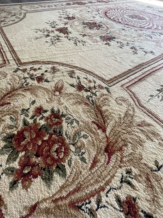 Бежевый ковер