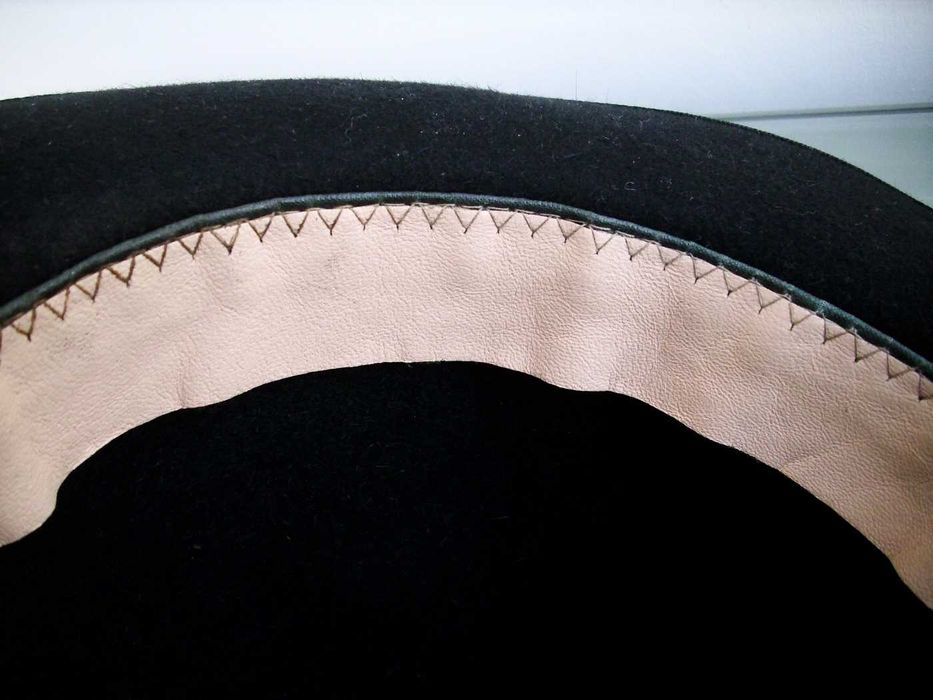 Дамска зимна шапка бомбе с периферия вълна