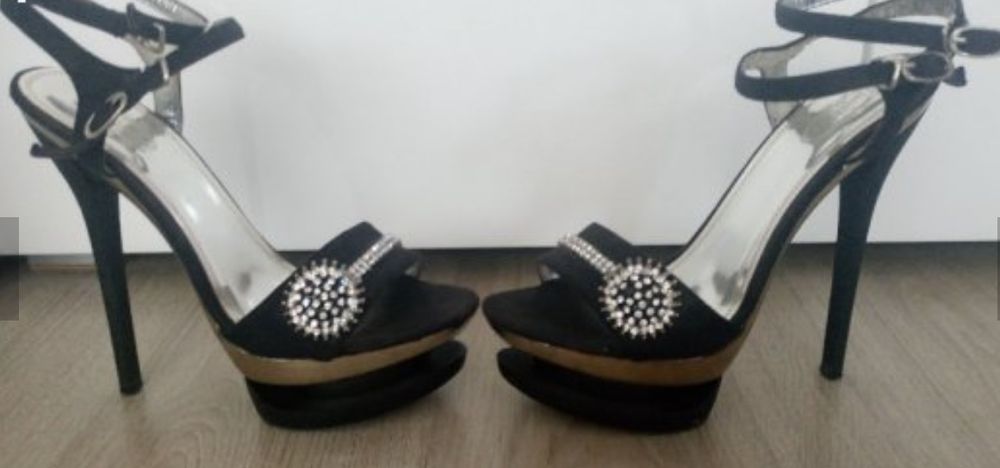 Сандали на висок ток