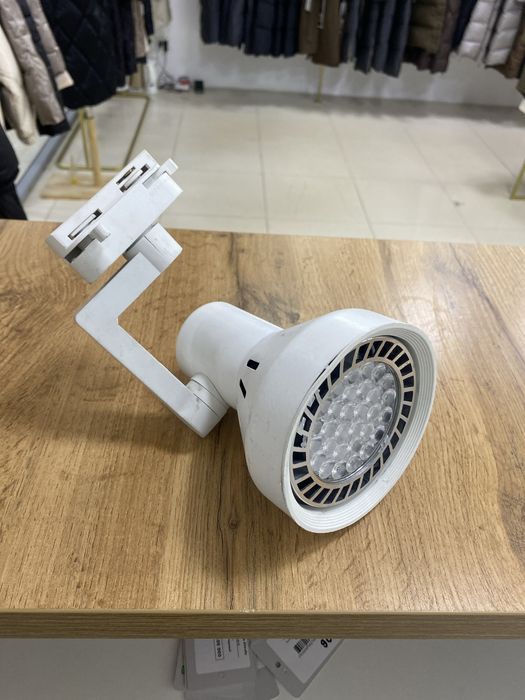 Продам трековый светильник