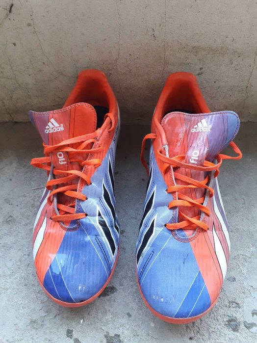 Футболни бутонки