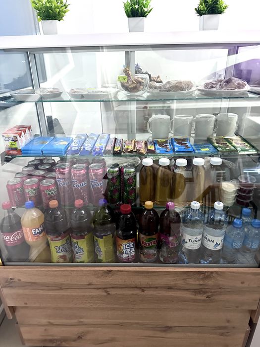 Столы и стулья, оборудование для общепита