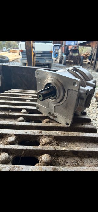 De vanzare diferite pompe hidraulice pentru utilaje sau excavatoare