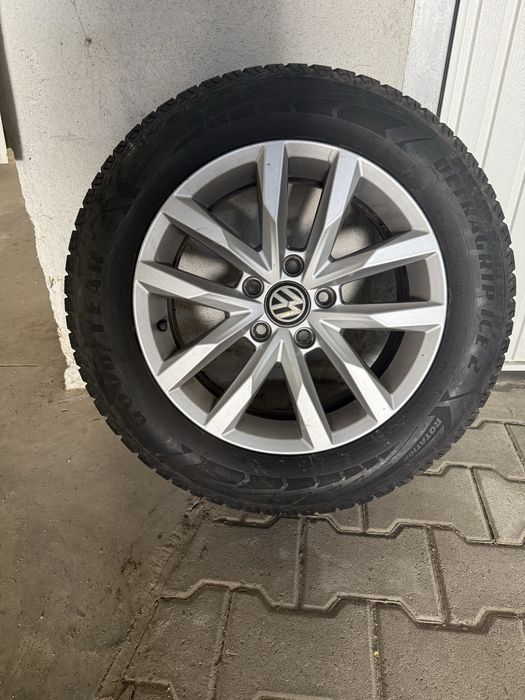 Продавам комплект зимни гуми с оригинални джанти VW.