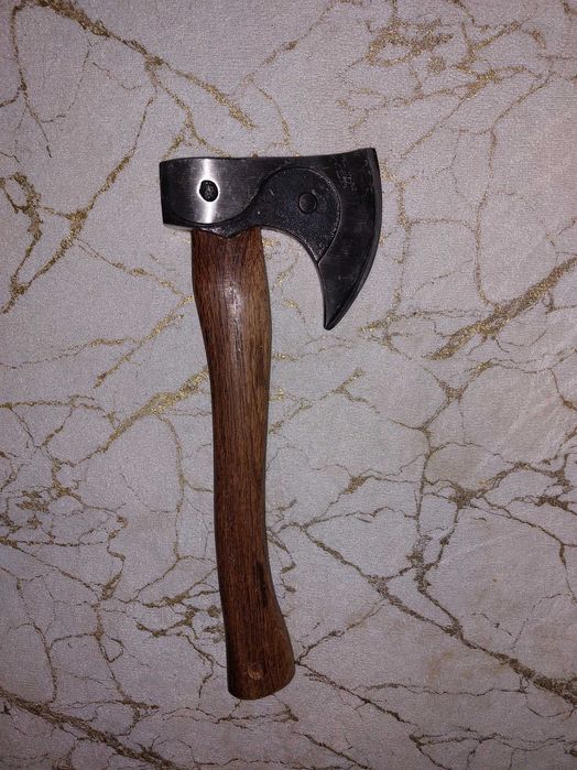 Удобни за работа брадви и копачи ,елегантен нож