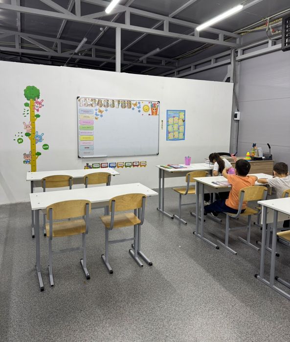 Школьный парты вместе стулями