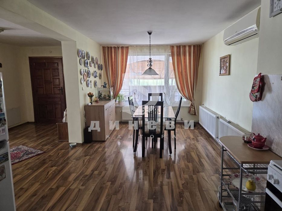 Двуетажна къща в село Могила